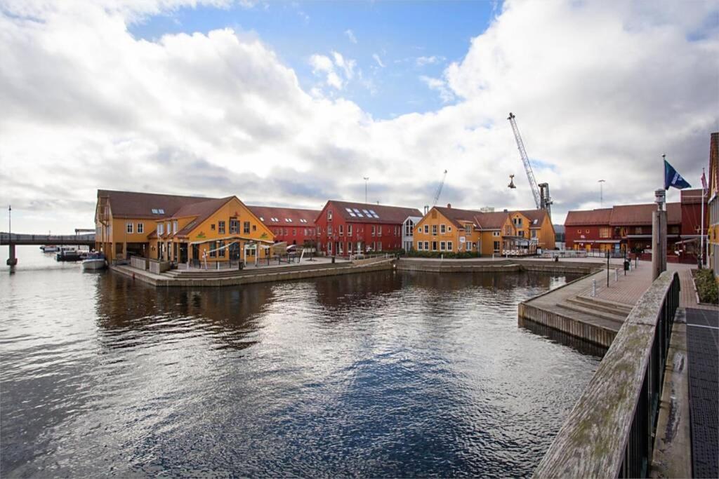 Kongensgate, Koselig Liten Leilighet, 5 Min Unna Sentrum Kristiansand Bagian luar foto